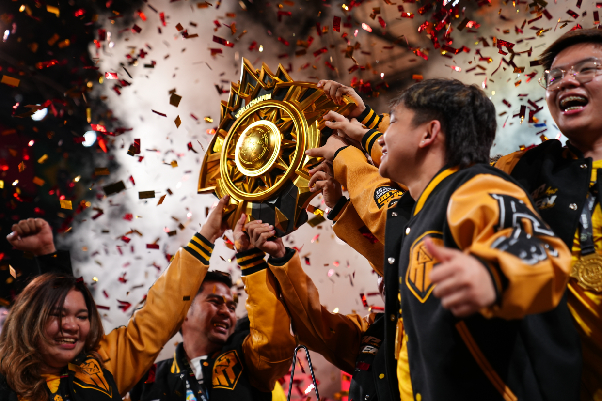 包含欧洲赛场战火再起，球队备战冲刺冠军的词条