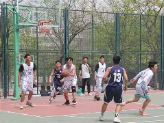 关于超级联赛战况激烈，球员们奋力拼搏的信息